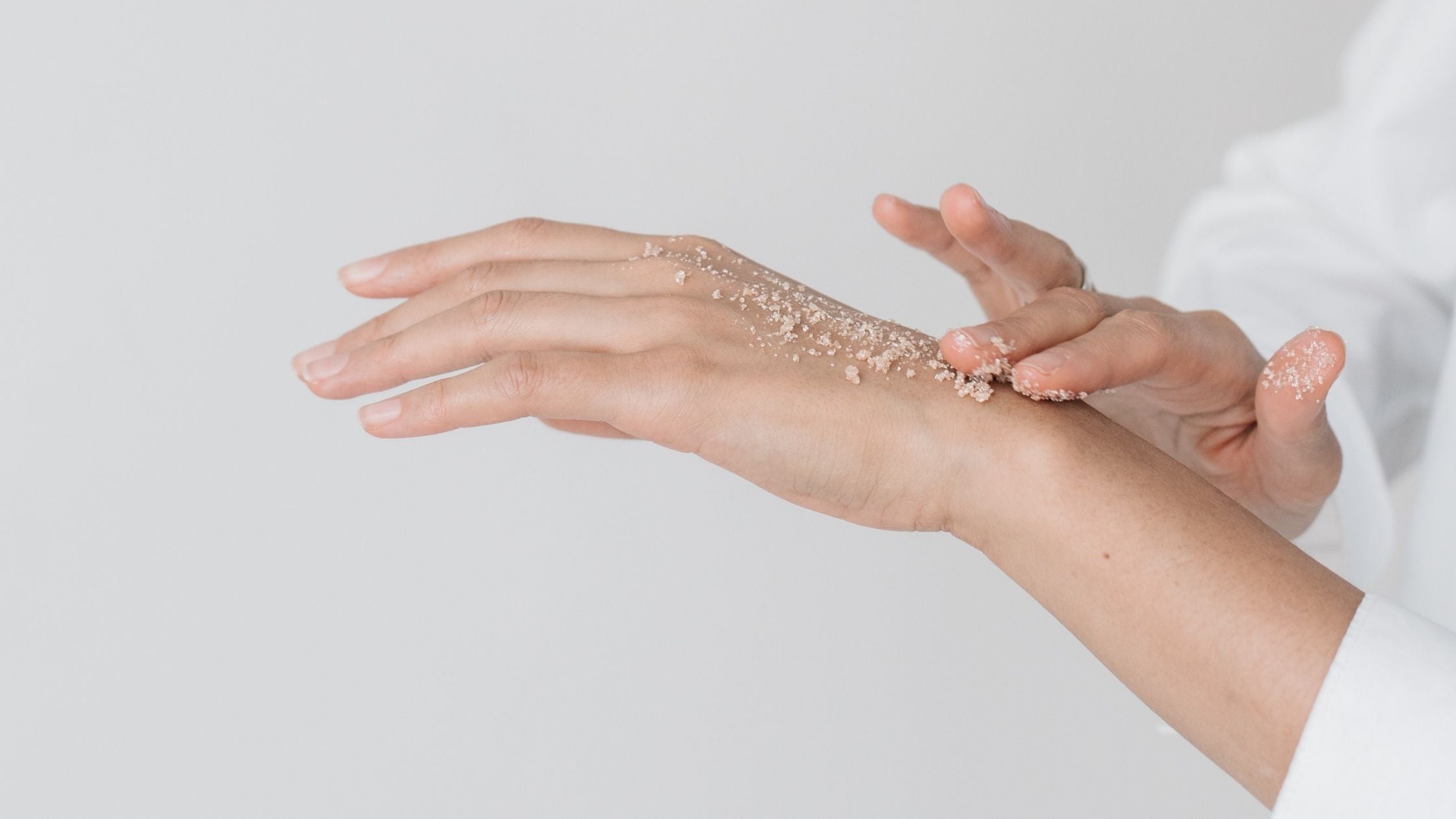 دست هایی جوان و زیبا با لایه برداری پوست دست